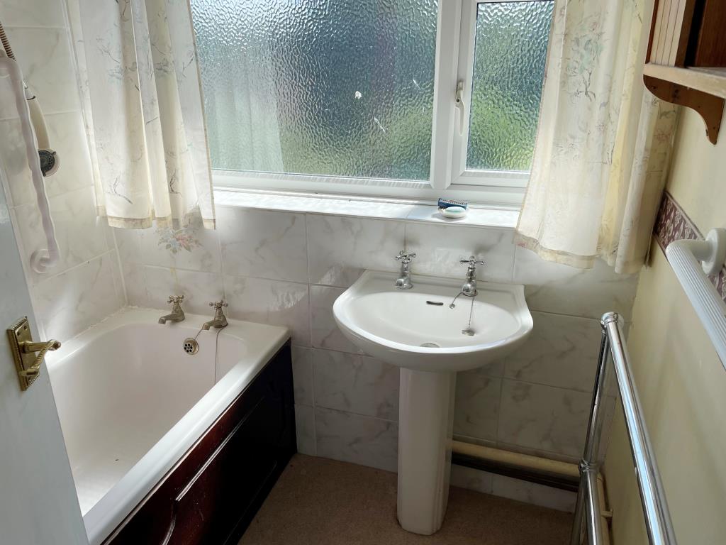 Lot: 128 - DETACHED HOUSE FOR REFURBISHMENT - Bathroom and sink with white suite